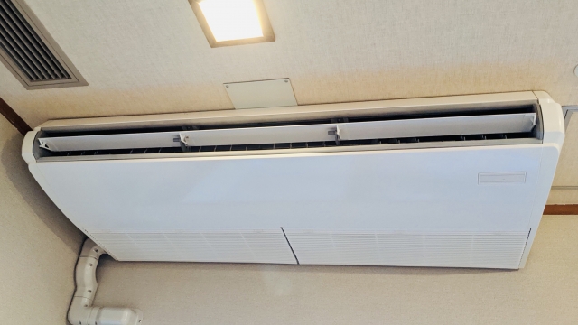 業務用エアコンからの異音は、「たまたまの音」として見過ごされがちですが、実は故障や劣化の明確なサインであることが多く、放置は大きなリスクにつながります。